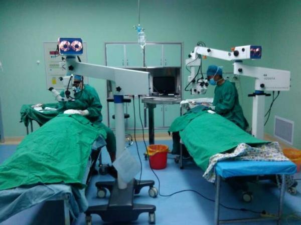 保亭县人民医院，两位医生各自主刀一台民政部门资助的免费白内障手术