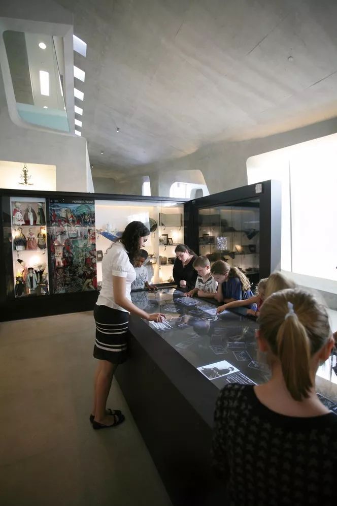 当地的孩子们，在博物馆中。图片来自Belzberg建筑事务所