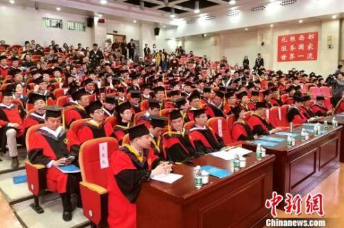 资料图：2018年3月27日，西安交通大学学位授予仪式现场。　燕武 摄