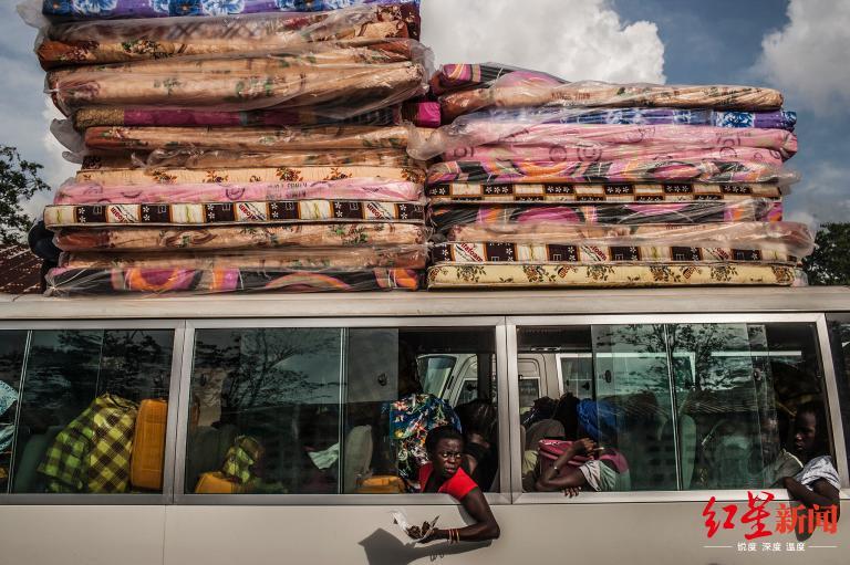 埃博拉卷土重来，当地居民纷纷逃难 图据《国家地理》网站
