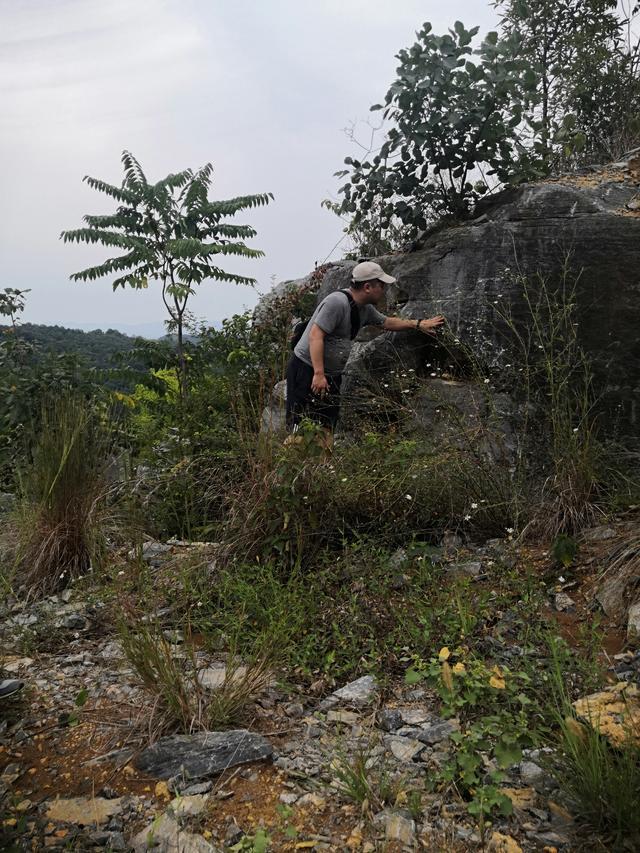 ​考察人员观察岩石结构 摄影©尹乐