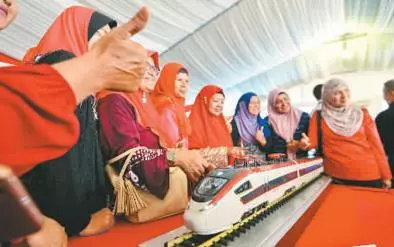 在马来西亚关丹，人们观看铁路项目火车模型  张纹综摄（新华社发）