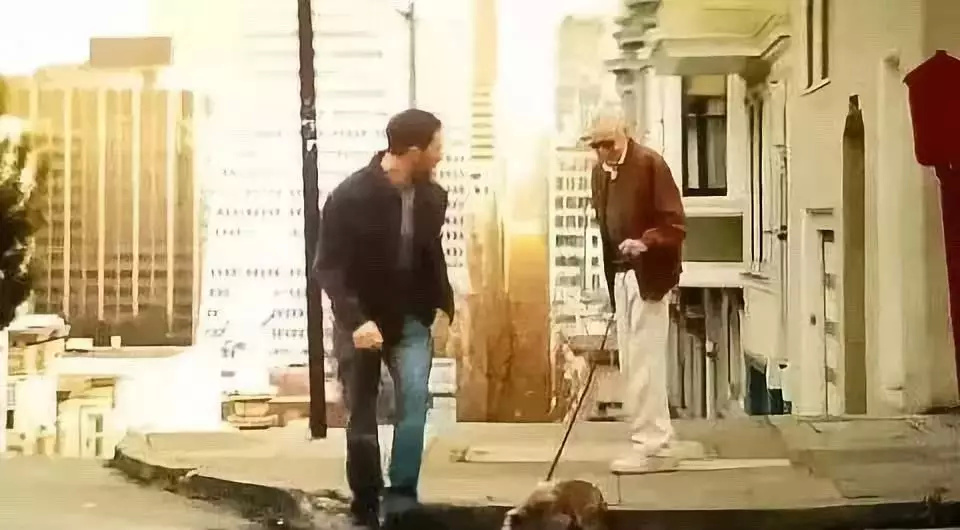 斯坦·李在《毒液》中扮演一个遛狗的路人，这是在大荧幕上的最后一个彩蛋