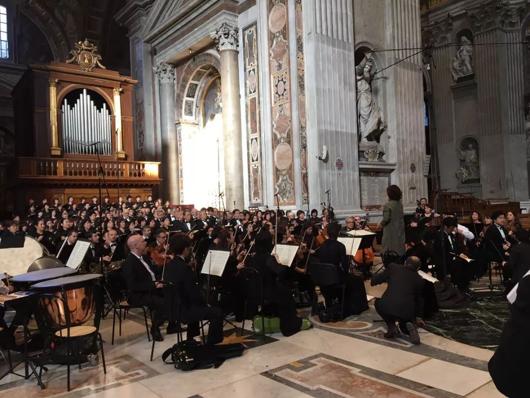 11月10日，西本智实与乐团和合唱团在圣彼得大教堂排练