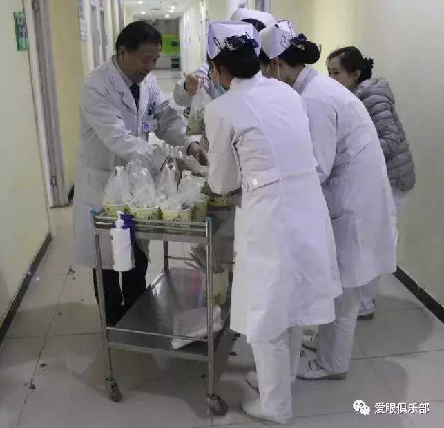 爱眼医院业务院长贾红江将热腾腾的饺子端给奋战在一线的医护人员