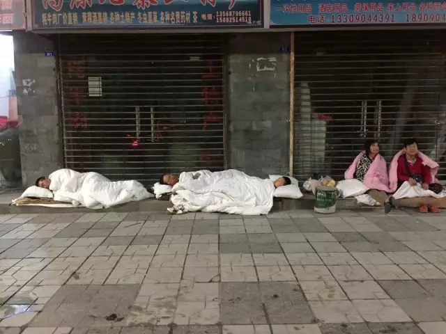 △九寨沟县城，外地游客睡在路边
