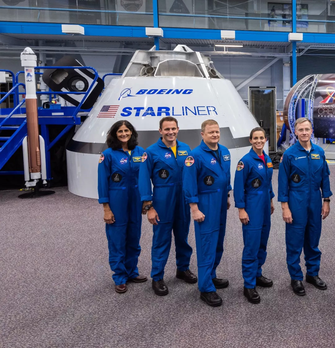 “星际线”号飞船首批宇航员，从左到右：苏尼塔·威廉姆斯、乔希·卡萨达、埃里克·博尔
