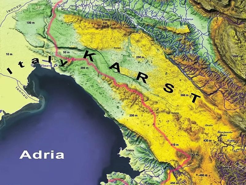 喀斯特地区位于亚德里亚海的东北地区（图中黄色区域）图片来源：commons.wikimedia.or