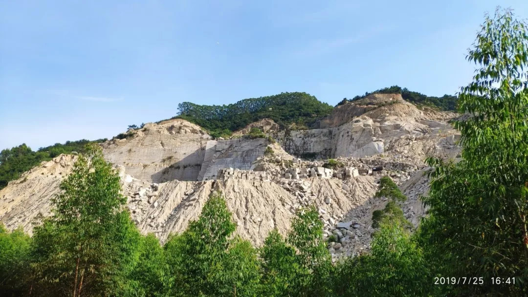 图4 矿山开采导致大面积山体和植被破坏