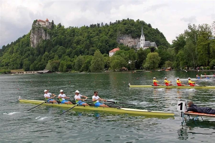 2015国际赛艇锦标赛在布拉德举行。图片来源：sloveniatimes.com