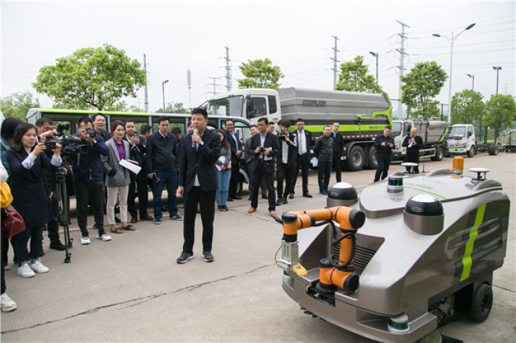 长沙中联重科环境产业有限公司的工作人员展示一款智能清捡保洁机器人（4月28日摄）。新华社发（陈思汗摄）