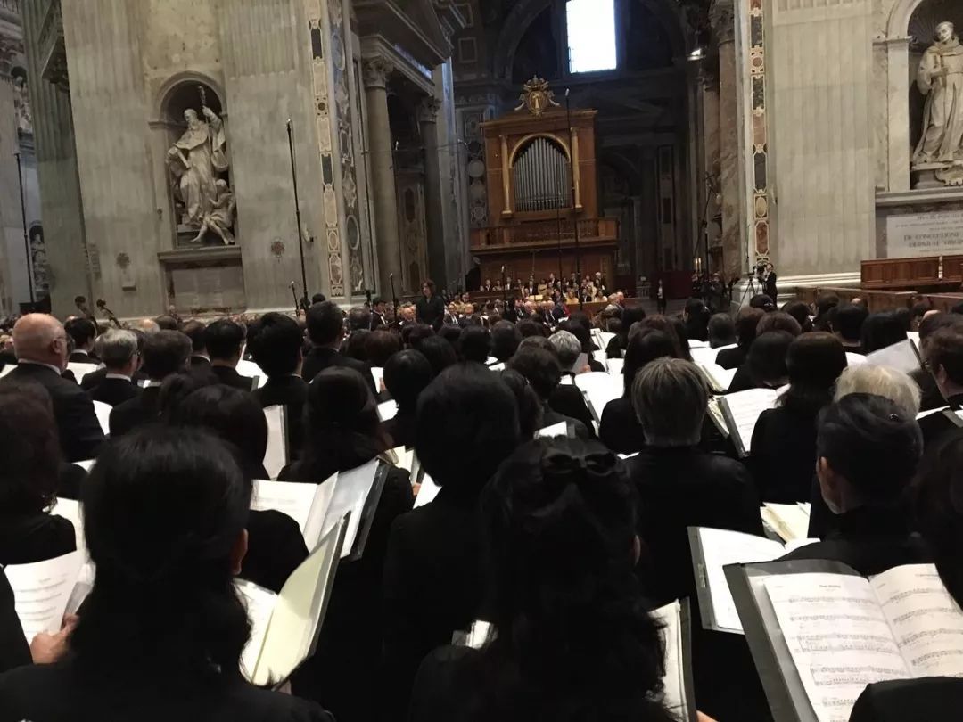11月10日，西本智实在圣彼得大教堂指挥演出格里高利圣咏