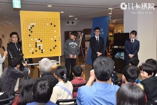 在对局前日参加了福津市围棋大会，孩子们看到了自己的偶像