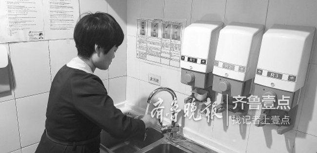 15日，济南一高星酒店工作人员在专门的清洗间内对客用水杯进行清洗消毒