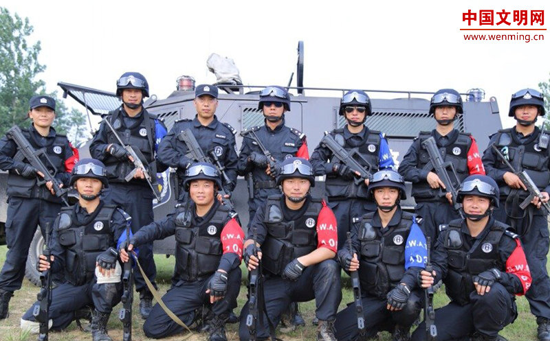2014年，张劼（后排右一）和战友们在一起。图片由蚌埠文明网提供