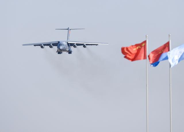 10月17日，运-20在航空开放活动上进行飞行展示。新华社记者 林宏 摄