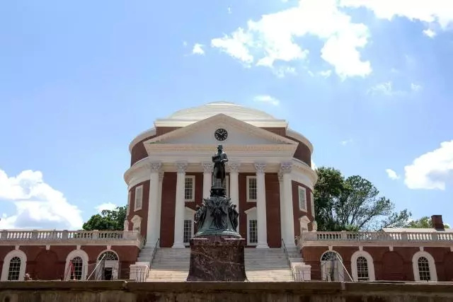 （UVA校园和杰斐逊雕像。图片来源于UVA官网，版权属于原作者）