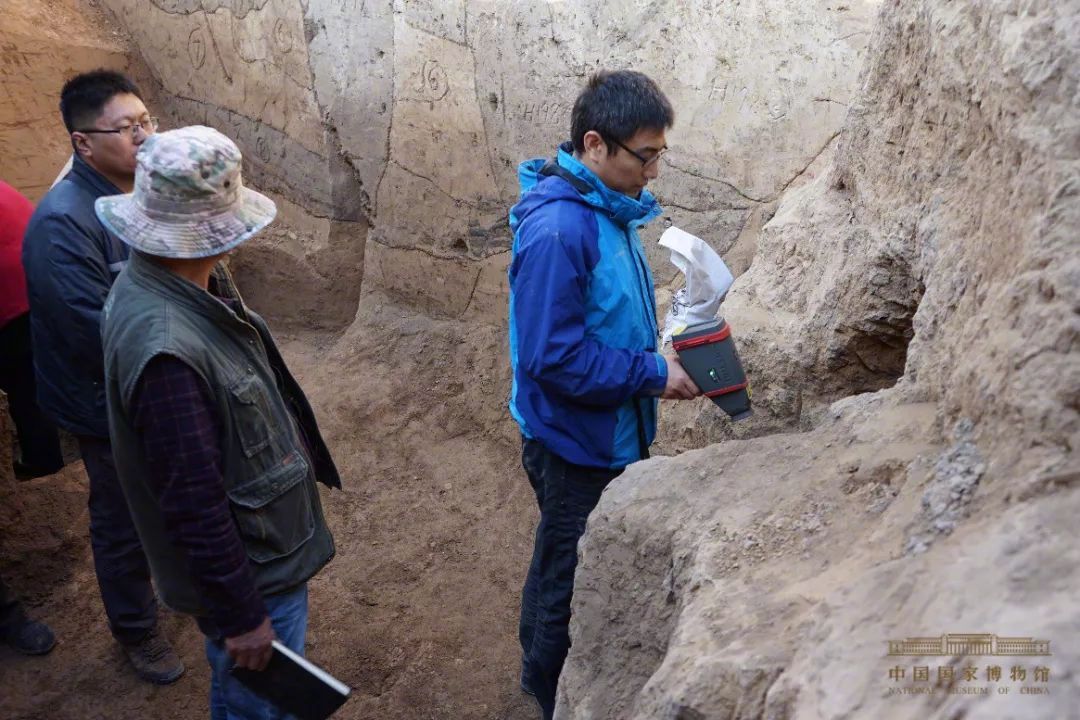 国家博物馆文保院专家，使用便携式XRF对出土遗迹、遗物进行初步检测