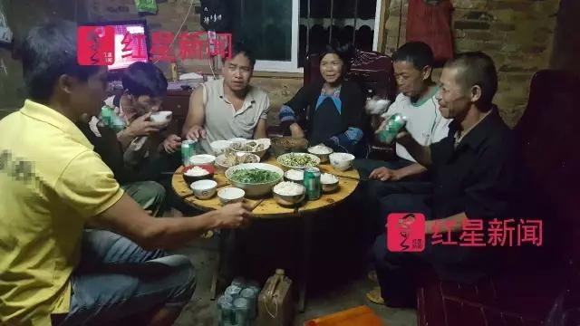 ▲石奶引和家人、客人聚在一起晚餐   图片来源：红星新闻