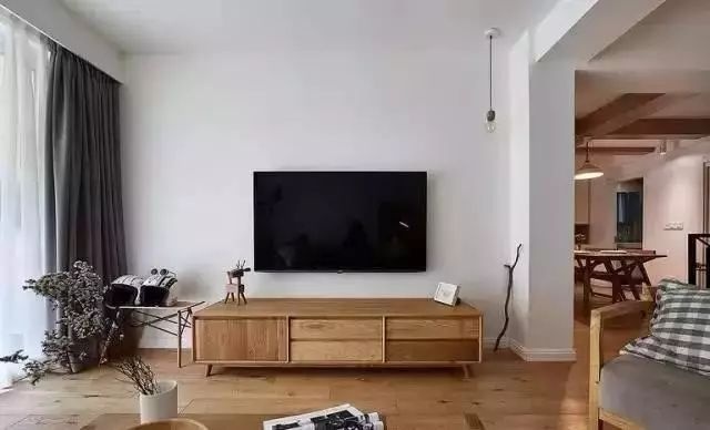 电视机挂墙上，还是放电视柜上？