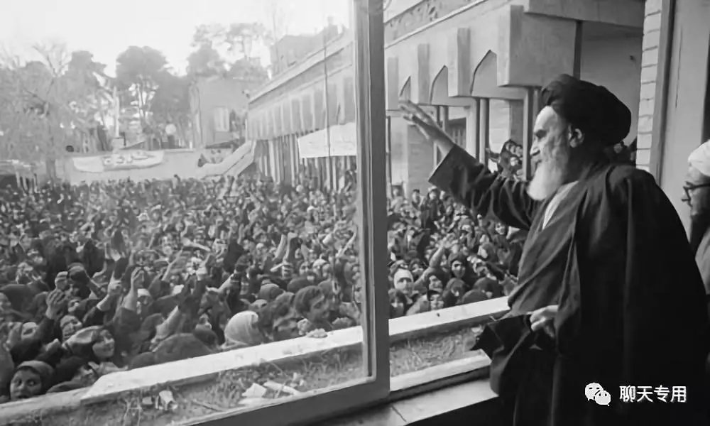 圖  1979年2月5日，流亡歸來的霍梅尼在德黑蘭大學向支持者揮手致意