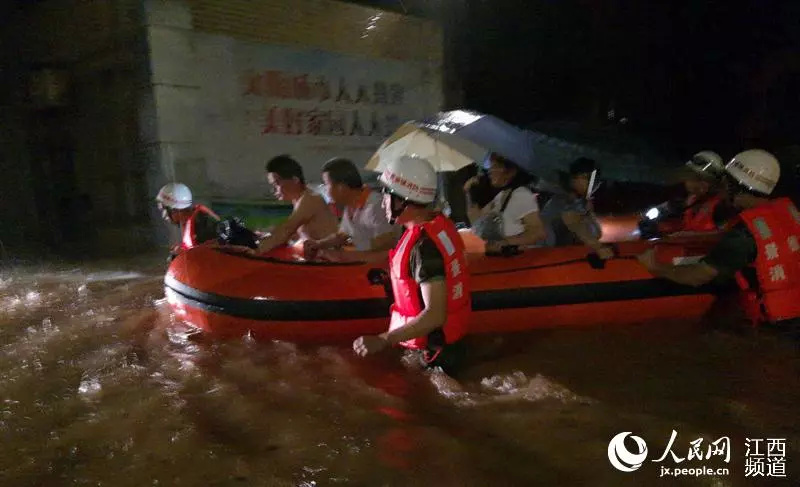 景德镇、上饶等地消防官兵连夜救援被困群众。来源：人民网
