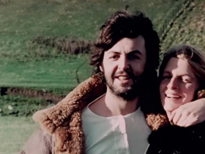 1969年的《Something》MV，四人都是和各自的伴侣一起出镜，完全没有同框