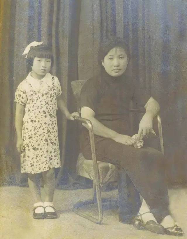 ∆ 幼年屠呦呦和母亲，这是目前能找到的屠呦呦最早照片。