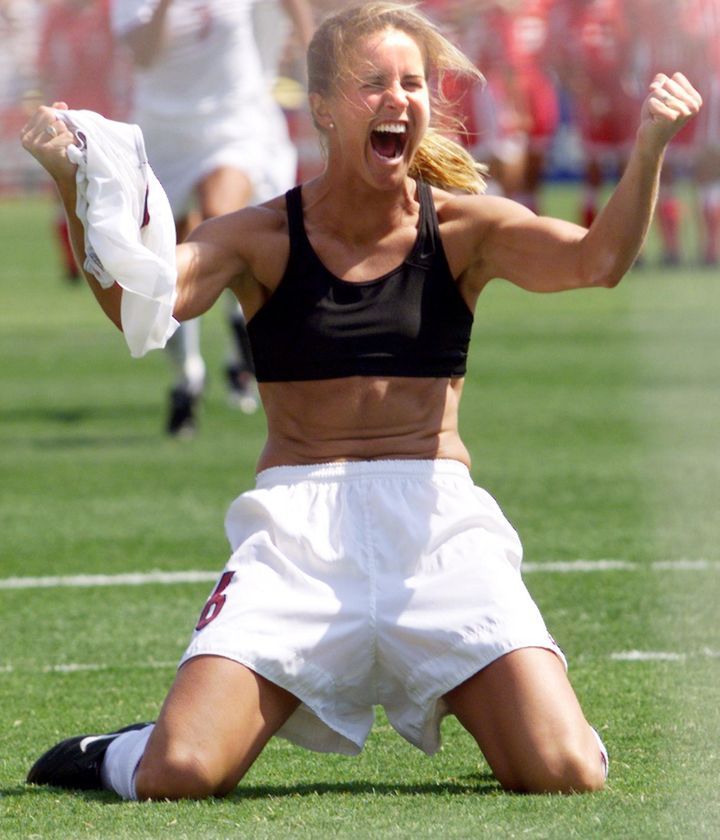 查斯汀成为第一位在正式比赛中脱衣庆祝的女性球员。