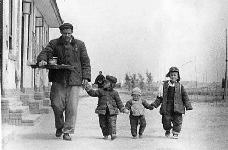 1958年，西安，父亲阳早带着三个孩子打饭归
