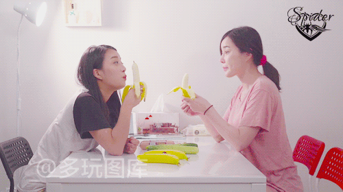 美女吃香蕉动图图片