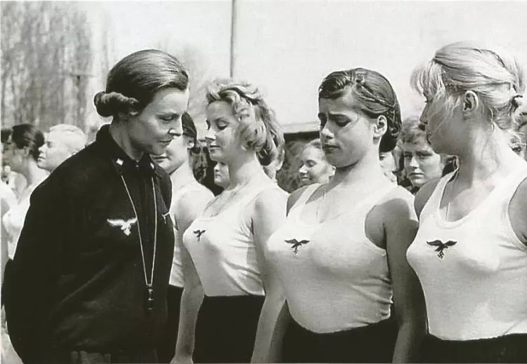 德国少女联盟成员在接受教官检阅，只有“种族纯粹”的少女被允许加入。