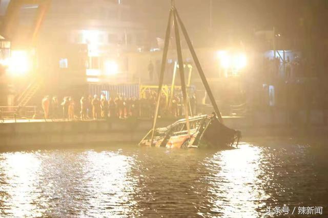 重庆坠江公交车被打捞出水 江上船只鸣笛致哀