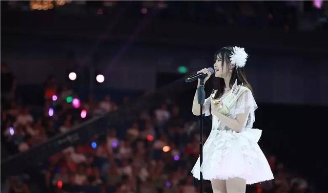 SNH48每周都会在上海的剧院进行公演，让粉丝得以近距离接触到自己的偶像。