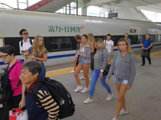 4月9日，外籍旅客乘坐海南环岛高铁列车。朱进军 摄