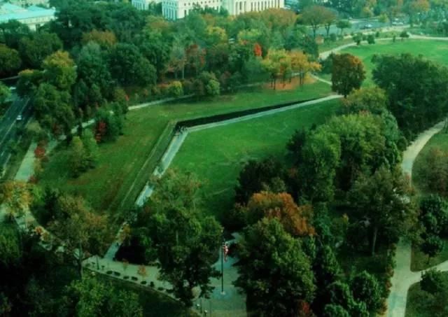 华盛顿越战纪念碑，华裔建筑师林璎设计。图片来自网络