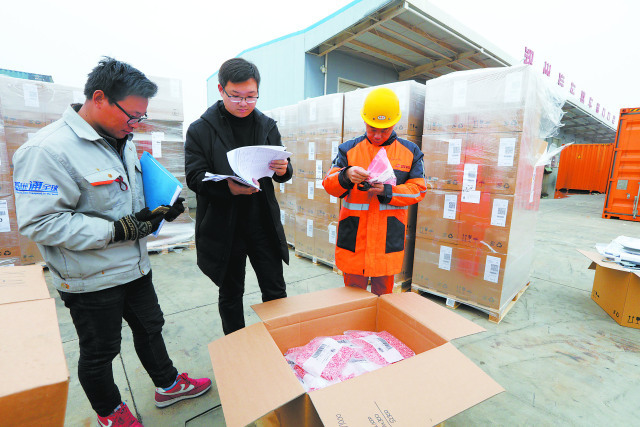 郑州市海关部门工作人员认真核对进口商品。