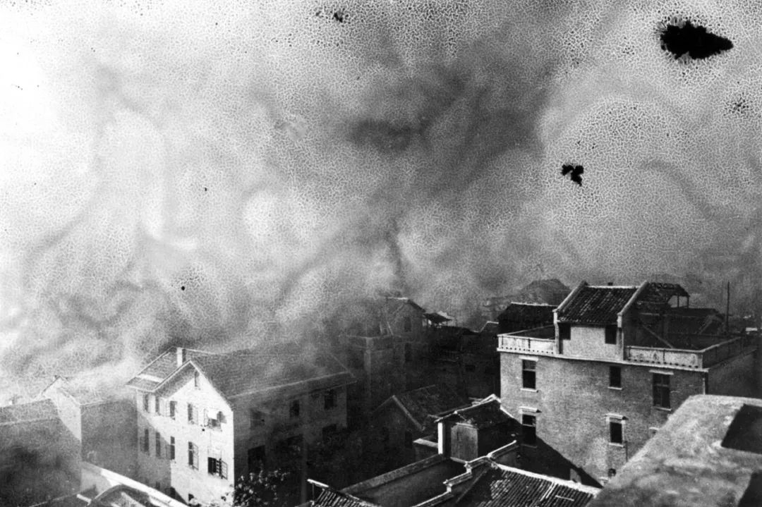 △1940年8月，在日机燃烧弹的轰炸下，陷入火海的重庆街道。