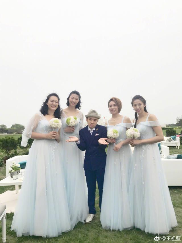 王祖蓝晒与惠若琪及伴娘团合影自豪称：不在意身高的婚姻一样幸福