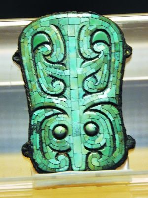 二里头遗址出土的嵌绿松石铜牌饰。