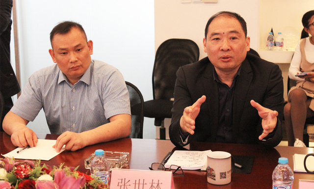 张世林总裁（右）与江西畅行高速公路服务区开发经营有限公司总经理潘皓