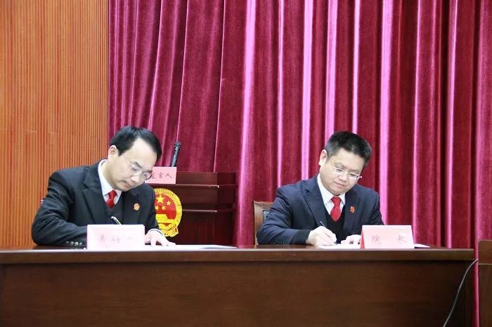 徐少林院长与辖区基层法院院长签订《党风廉政建设责任状》