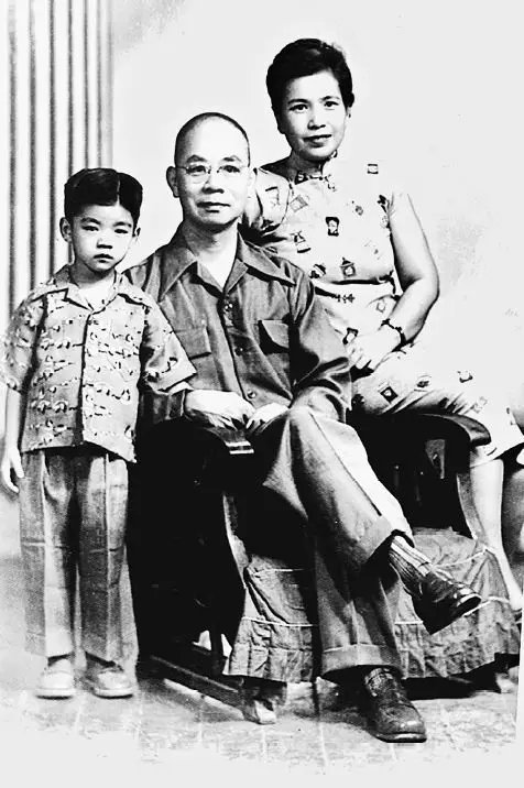 1949年10月6日，农历中秋节。吴石和夫人王碧奎带着小儿子在台北合影留念。