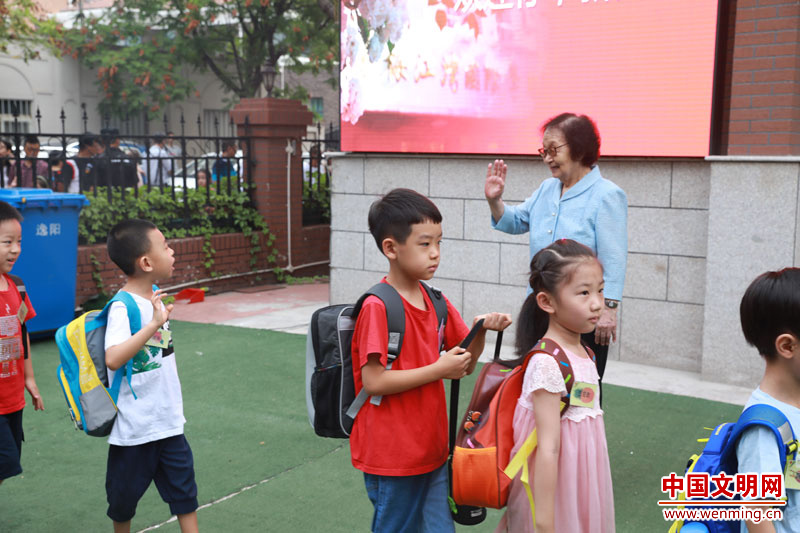 2018年8月27日，新学年第一天，王希萍在校门口迎接学生们入校。图片由天津文明网提供