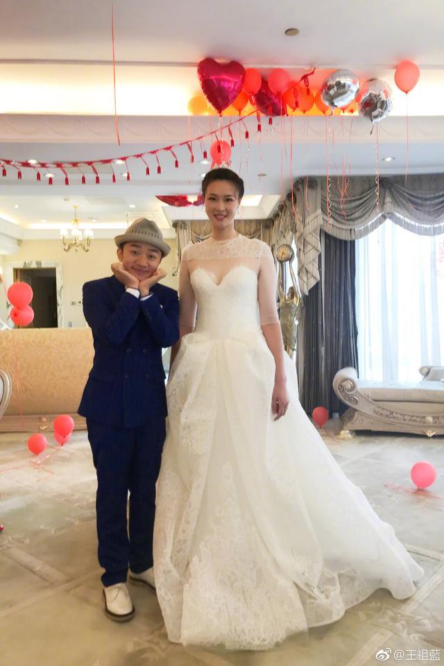 王祖蓝晒与惠若琪及伴娘团合影自豪称：不在意身高的婚姻一样幸福