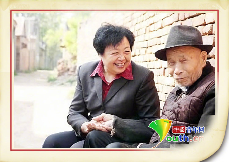 王银香询问村中老人生活情况。资料图