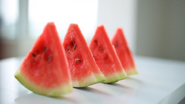 夏天怎样吃西瓜才健康，注意这几点，避免吃西瓜可能的危害！