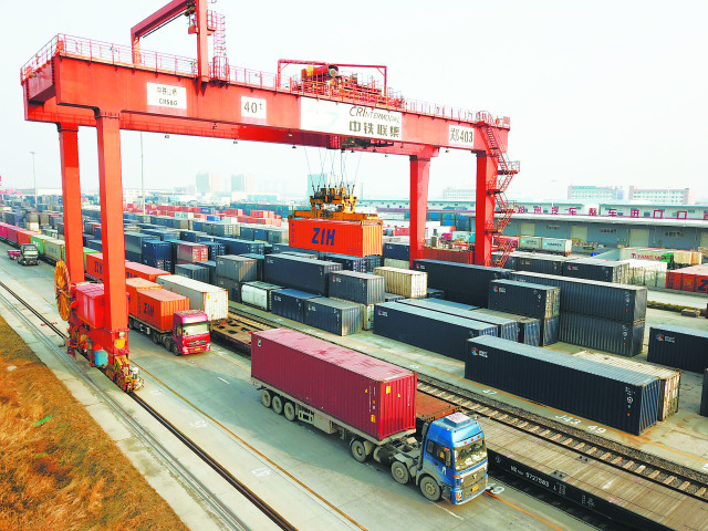 郑州货物装卸基地内，龙门吊高效有序调运集装箱。