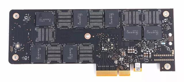 ▲英特尔傲腾SSD 900P的PCB板反面也配有7颗闪存芯片。