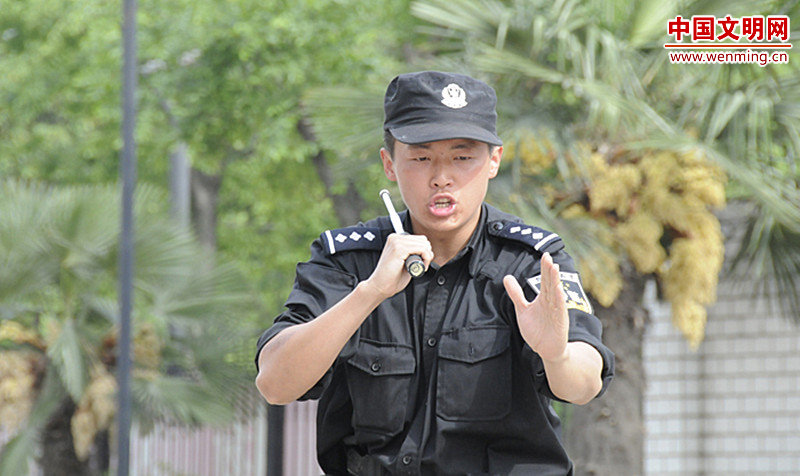 2012年，张劼作为支队训练教官，苦练本领。图片由蚌埠文明网提供